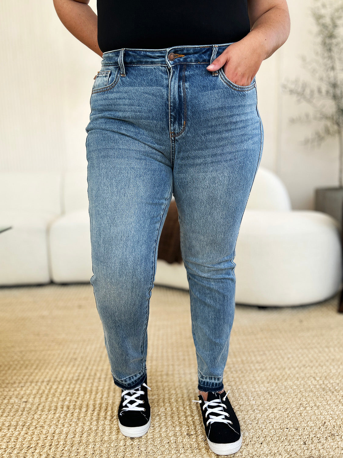 Judy Blue Mid Rise Magic Release Jeans